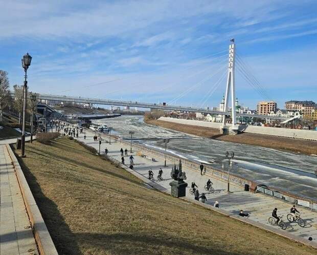 Население Тюмени пошло войной на катающихся по набережной Туры велосипедистов
