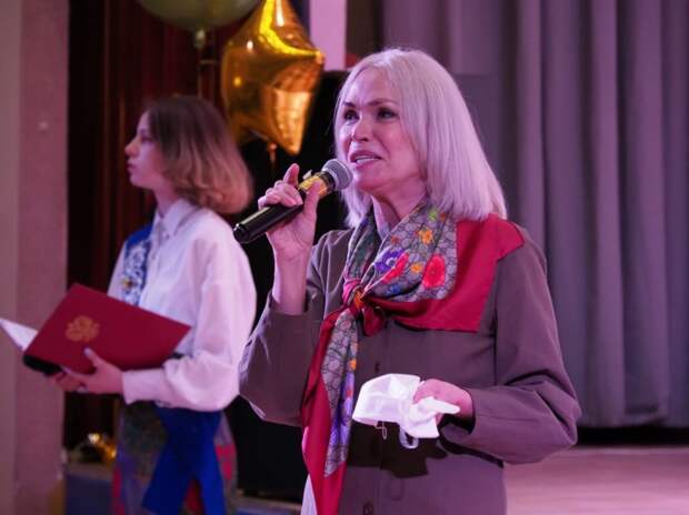 Депутат Госдумы Ирина Белых вручила благодарности родителям успешных выпускников. Автор фото – Ольга Чумаченко