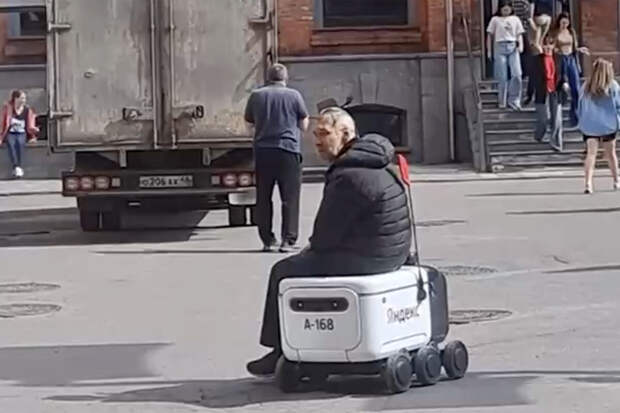 В Москве мужчина сел на робота-курьера, чтобы прокатиться