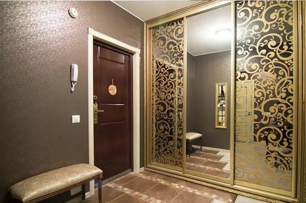 Интересный шкаф-купе с пескоструйными узорами на зеркале в интерьере прихожей. Интересный шкаф-купе с пескоструйными узорами на зеркале в интерьере прихожей.
