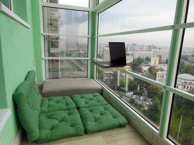 Простое место для отдыха на балконе.