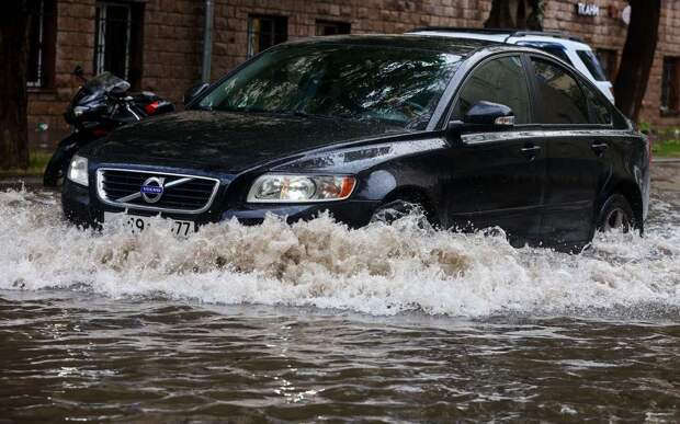 Обычная лужа на дороге может отправить вашу машину на свалку