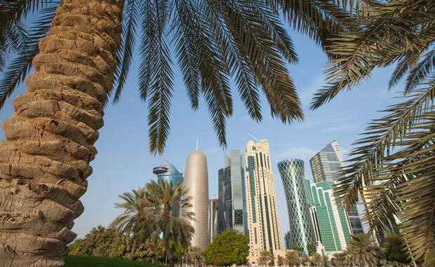 Катар Территория Катара занимает примерно 9 тысяч квадратных километров, что делает его крупнейшим из всех маленьких государств мира. Вот только большая часть его площади лежит в пустыне, что не мешает тысячам туристов ежегодно стекаться сюда со всего мира.