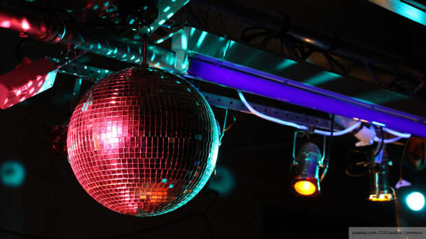 Нелегальную ретро-дискотеку остановили в петербургском баре
