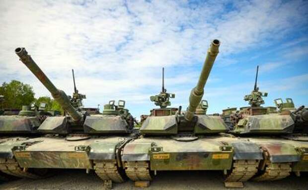 На фото: танки Abrams M1A2