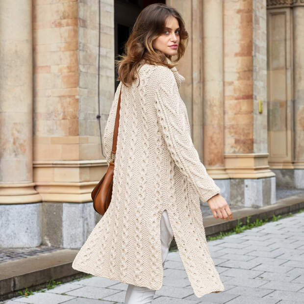 Светлое пальто с высокими разрезами спицами