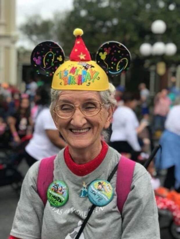 Этой бабушке исполнилось 78 лет, и свой день рождения она поехала отмечать в Диснейленд доброта, забота, настроение, фото
