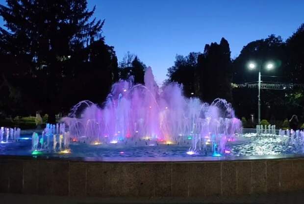 В Центральном парке Тулы включили подсветку главного фонтана