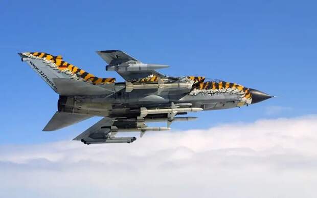 Panavia Tornado, он же MRA-75, он же Panavia 200. Плод совместной работы концернов British Aircraft Corporation (Великобритания), Messerschmitt-Bölkow-Blohm (Германия), и Aeritalia (Италия).-6