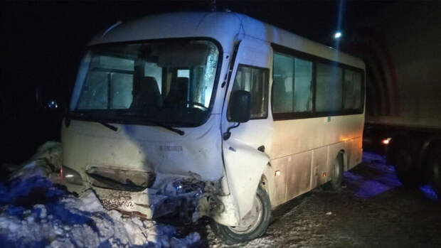 В массовом ДТП с автобусом в Башкирии пострадали четыре человека