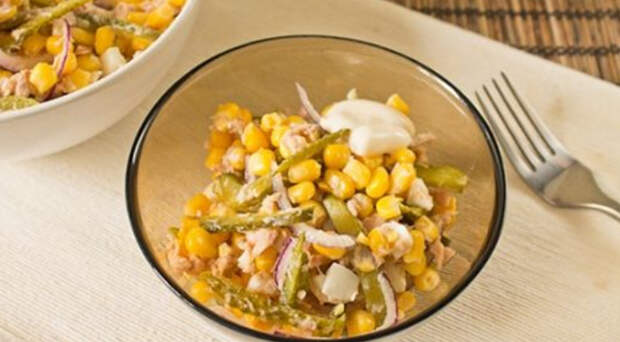 Нереальный кукурузный салат с тунцом и солеными огурцами Нереальный кукурузный салат с тунцом и солеными огурцами