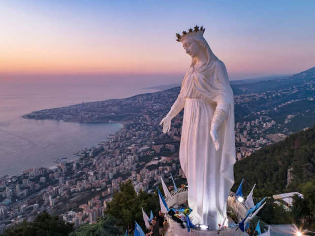 В 25 км от Бейрута открыта огромная скульптура Девы Марии.