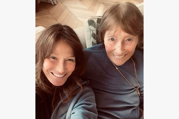 Поклонники восхитились видом 96‑летней матери Карлы Бруни на фото