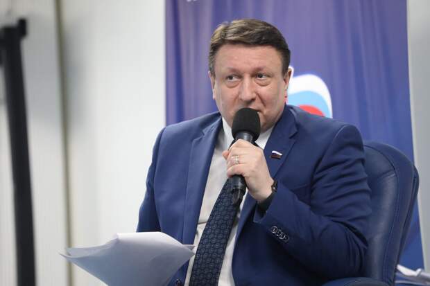 Председатель Гордумы Олег Лавричев поздравил защитников Отечества с праздником