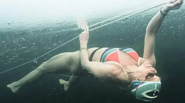 Женщина смогла проплыть подо льдом почти 90 метров