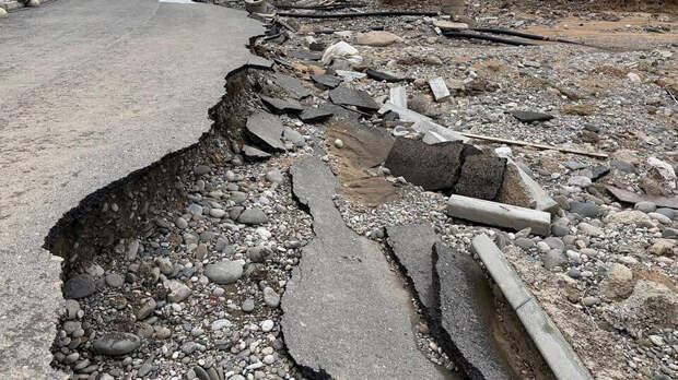 Дом обрушился из-за потопа в Махачкале