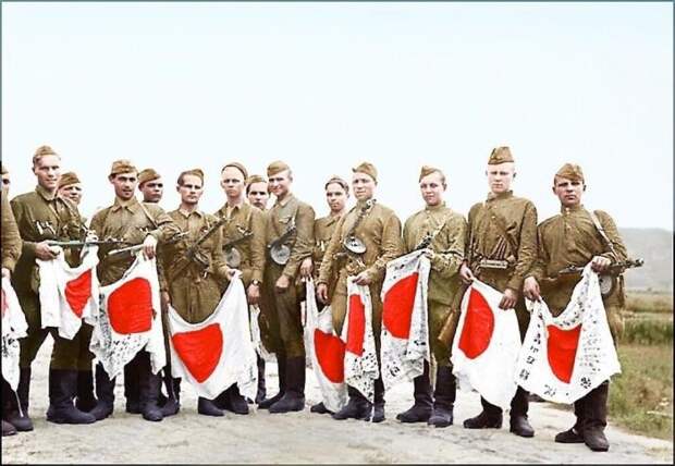 Советские солдаты с трофейными японскими флагами