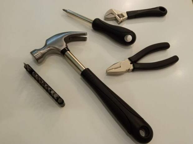 В подъезде дома на Нелидовской отремонтировали входную дверь