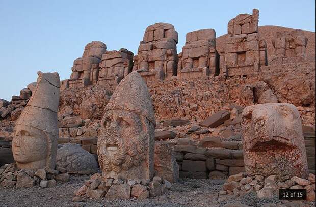 Пятидесятиметровый курган Антиоха на вершине горы Нимрут