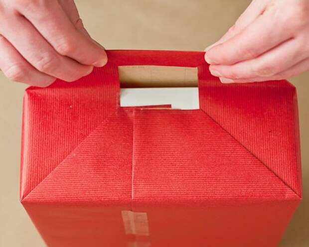 Завернуть прямоугольный подарок. Бумага для упаковки подарков. Упаковка коробки в подарочную бумагу. Упаковка подарка в бумагу с коробкой. Обернуть коробку подарочной.