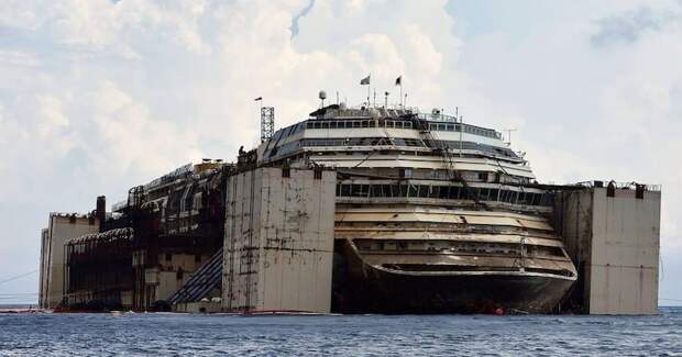 Фотограф пробрался на заброшенный круизный лайнер катастрофа, корабль, красота, круиз, разруха, фото