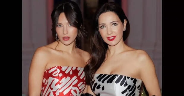 Екатерина Климова вышла в свет с дочерью в одинаковых платьях