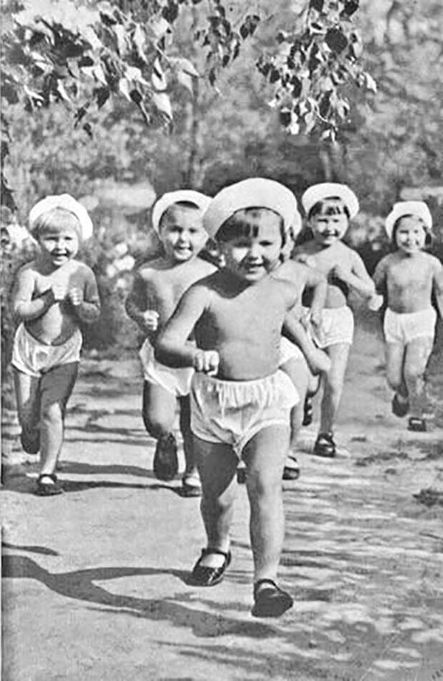 Девочки спешат на пляж. СССР, 1958 г.
