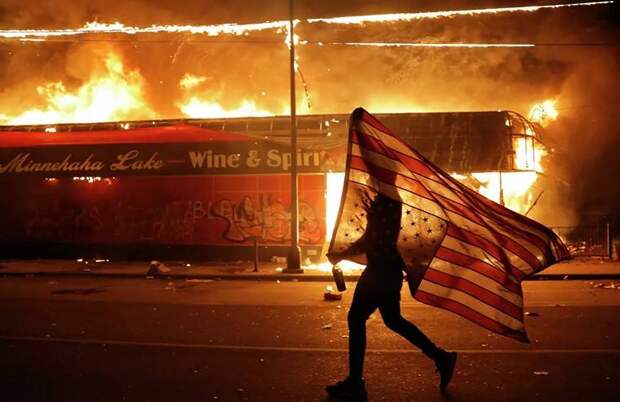 Беспорядки в США: «зеленые человечки» захватывают американские города Беспорядки в США: «зеленые человечки» захватывают американские города