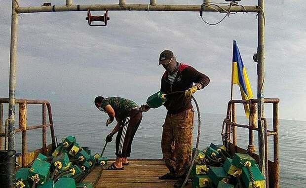 На фото: лето 2016 года, украинские сети-убийцы в Азовском море