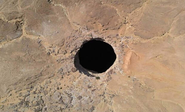 Колодец Бархаут: темная дыра в йеменской пустыне диаметром 30 метров