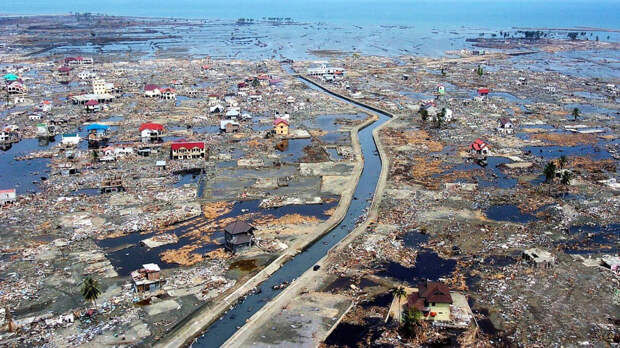 Цунами в Индийском океане 2004 год Подводное землятресение, случившееся 26 декабря 2004 года, вызвало цунами невероятной силы. Само землятресение признали третьим по уровню за всю историю вообще. Цунами с волнами, высота которых превышала 15 метров, обрушилось на берега Индонезии, Шри-Ланки, Таиланда и унесло жизни более, чем 250 000 человек.