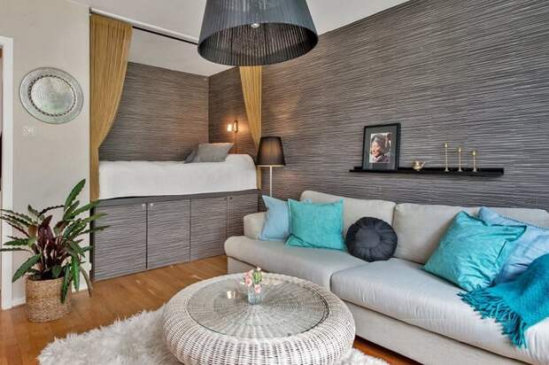 Кровать в нише можно занавесить шторами, чтобы создать личное пространство. / Фото: design-homes.ru