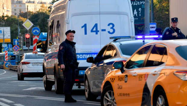 "Ты точно свинья!": в Челябинске мигрант-таксист приехал не туда и обматерил пассажирку