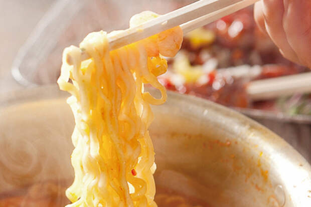 Фото к рецепту: Рамён по-корейски - суп с лапшой за 10 минут