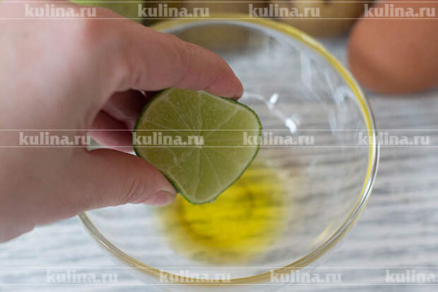 Для приготовления заправки смешать оливковое масло и сок лимона или лайма.