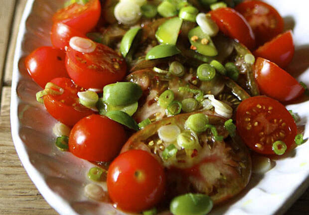 Салат из помидоров и оливок с бальзамическим уксусом