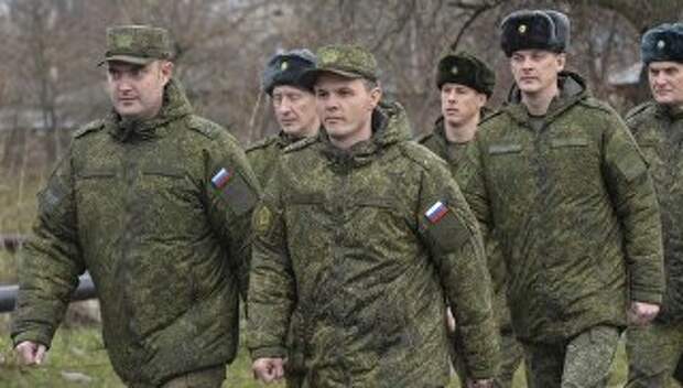 Российские военные, работающие в Совместном центре по контролю и координации (СЦКК) в городе Соледар