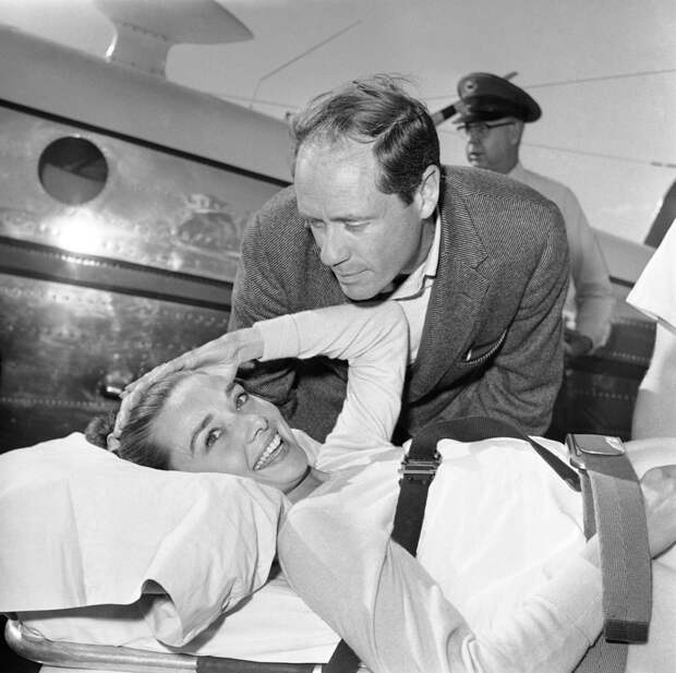Одри Хепбёрн и Мел Феррер перелёт после травмы на съёмках, 3 февраля 1959