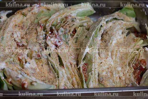 Посыпать панировочными сухарями. 