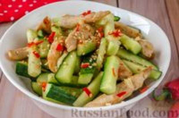 Фото к рецепту: Острый мясной салат с огурцами