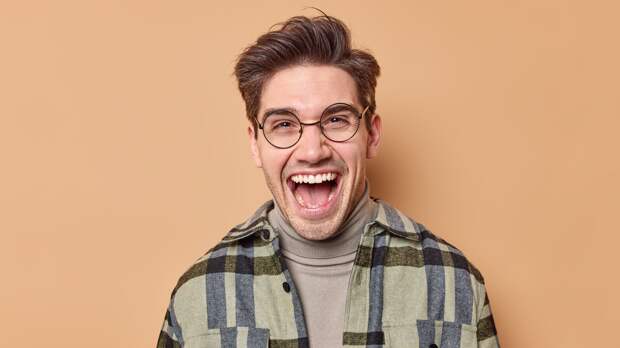 Почему человеку смешно, когда нельзя смеяться — объясняют нейробиологи