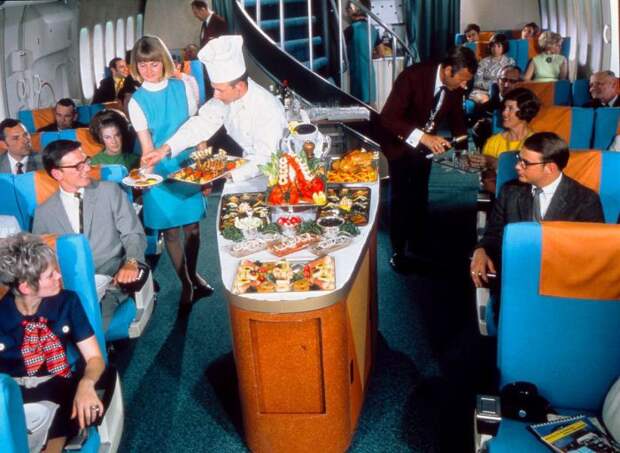 Обед на борту Boeing 747, ок. 1975 год.