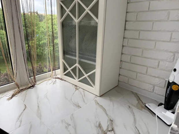 Плюхаю 1 стакан копеечной жидкости в ведро с водой — и пол блестит неделю: пыль больше не садится