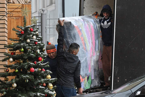 РИА Новости: рабочие 3 часа перетаскивали вещи из квартиры Долиной в грузовик