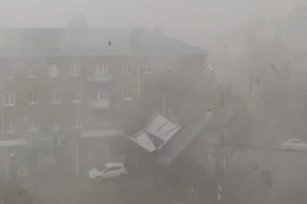 Сильный шторм в Карачаево-Черкесии разнес автомобили и попал на видео