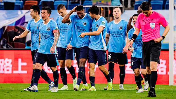 Выступающий в чемпионате Китая экс-форвард АПЛ «случайно» забил гол, упав в штрафной площади соперника: видео