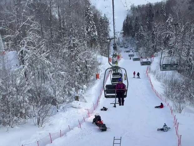 Около 50 человек застряли на горнолыжном подъемнике в Подмосковье