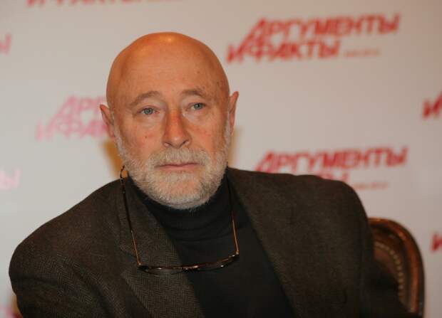 Автора «Вредных советов» призвали отказаться от российских наград