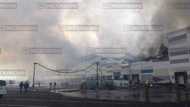 Площадь пожара на Ленсоветовской дороге увеличилась до 2000 кв. м — видео