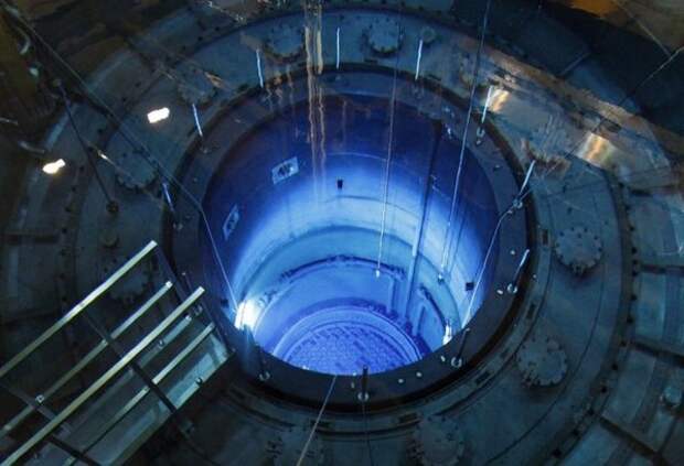 Свечение Вавилова-Черенкова в активной фазе реактора. Многие элементы конструкции содержат палладий